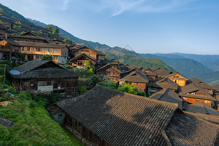 广西山坡上的多层木结构建筑图片