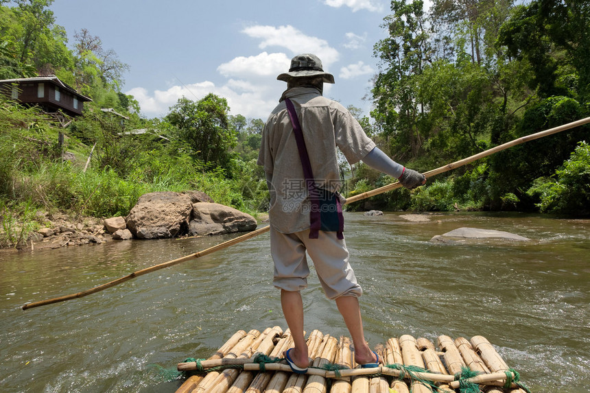 在泰国清迈的森林里一条河向导带图片