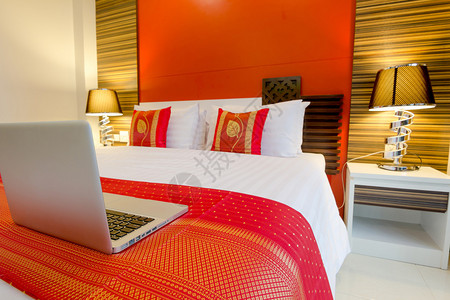 泰国PatongBeachPhuket的床上东方风格公寓式的笔记图片