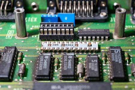 旧电路板上的不同微芯片和晶体管图片