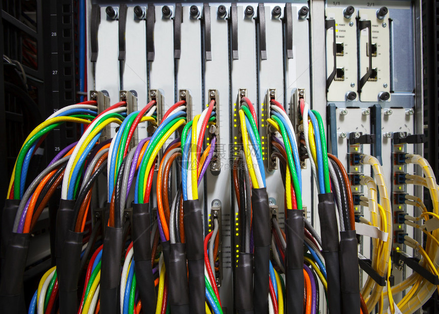 在电信控制室安排多彩的有色电子缆线图片