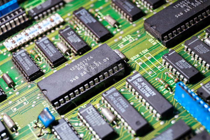旧电路板上的不同微芯片和晶体管图片