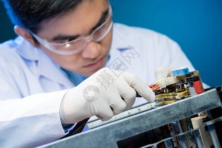 亚洲电子工程师检查机器人的电线他图片