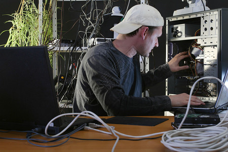 修理厂的计算机操作员在修理图片