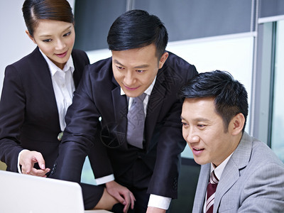 一个亚洲企业团队在办公室图片