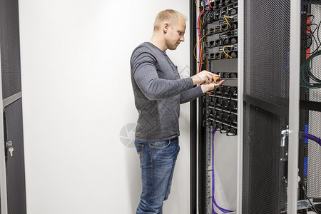 信息技术工程师或技术员为以太网安装通信网络架图片