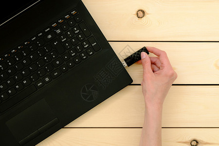 闪存盘将USB记忆棒插入笔记本电脑的手背景