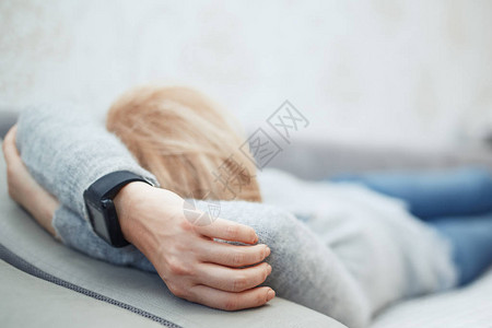 带着智能手表睡觉的女人图片