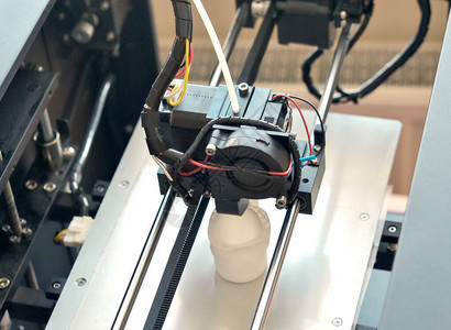 由3D打印机打印的物体自动三维3D打印机在实验室中进行塑料建模渐进式现代添加剂技背景图片
