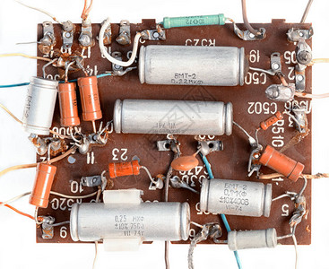 手动的旧芯片有很多抵抗器晶体管和电线沿着图片