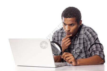 深厚的黑皮肤人专注在笔记本电脑上透图片