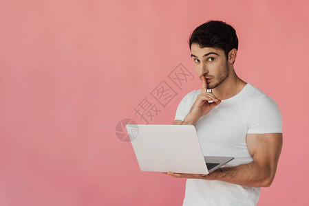 穿白色T恤白运动衫的肌肉人使用笔记本电脑图片