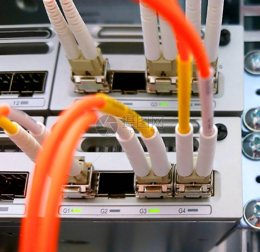 连接网络开关或路由器的光纤补丁线数据连图片