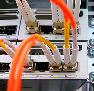 连接网络开关或路由器的光纤补丁线数据连图片