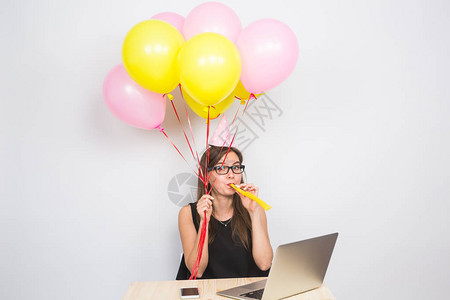 有趣的年轻女人在办公室庆祝她的生意或生日背景图片