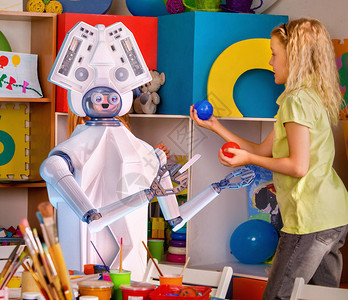 机器人对工智能的儿童训练日托取代教师设施为孩子测试机器人小女孩玩动画机助图片
