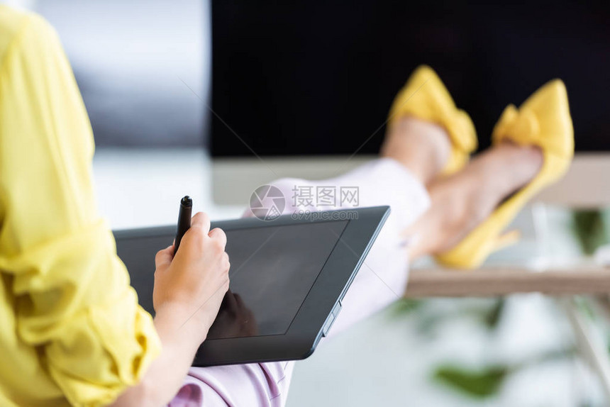 使用家庭办公用计算机的表格中的图形平板块制作女自由职图片