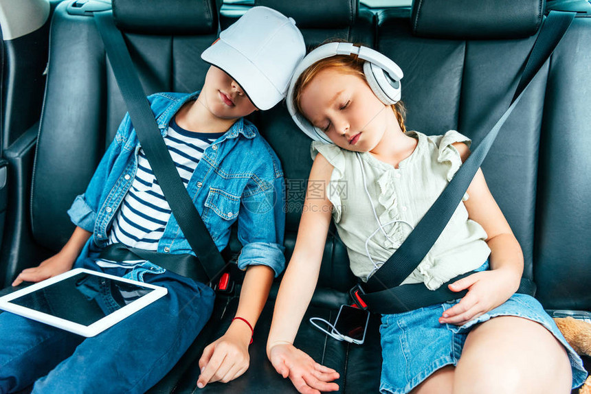 带数字装置在旅途中睡在车里图片