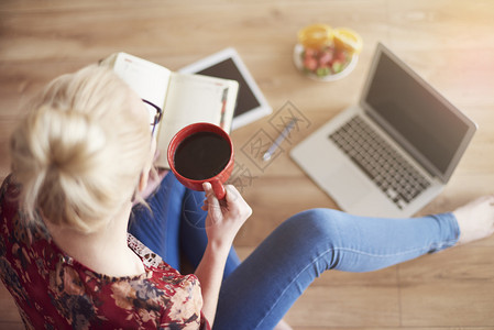 女人在家工作时喝咖啡最舒高清图片