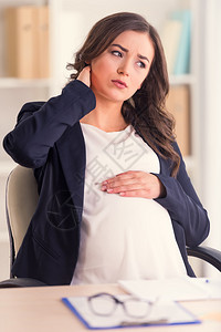 一名年轻孕妇在办公室工作时被颈部铐住脖图片