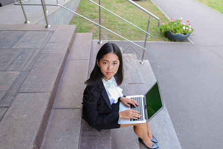现代年轻女商人国际学生拿着笔记本电脑和学习工作计划图片
