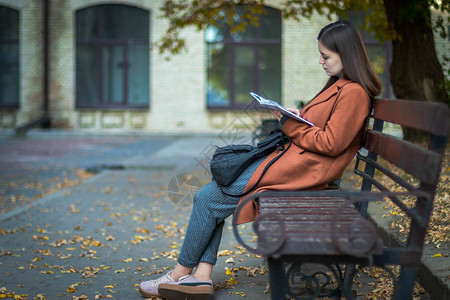 一个女孩在公园看书图片