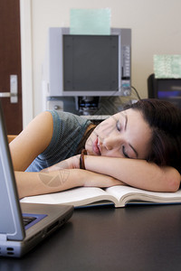 一个疲累的大学生在图图片