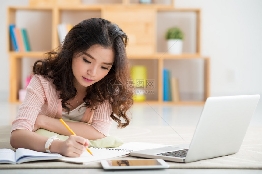 漂亮的亚洲女孩在家的学图片