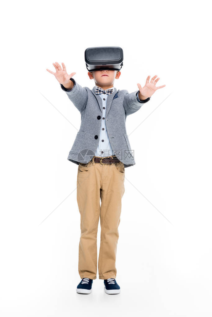 在VR头盔中身手伸展的男孩在图片