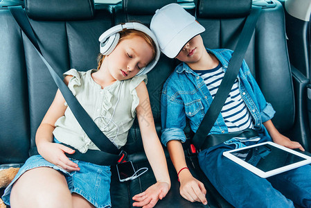 旅行时睡在汽车后座上的兄妹图片