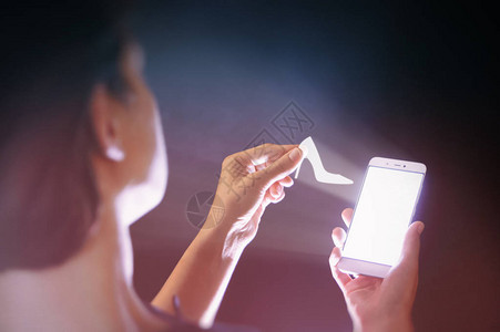 一个女人手里拿着智能手机的形象她拥有女鞋图标现代技术在营销图片