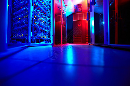 研究机构服务器室内有一排用荧光照射线电缆的图片