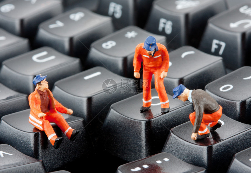 修理电脑键盘的工人小雕像图片