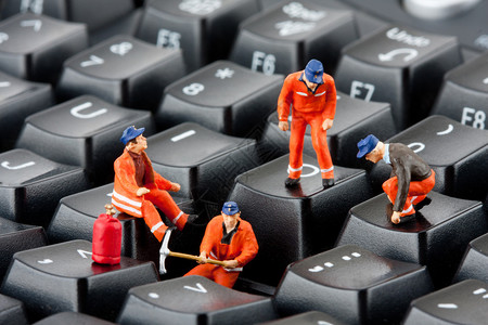 修理电脑键盘的工人小雕像图片