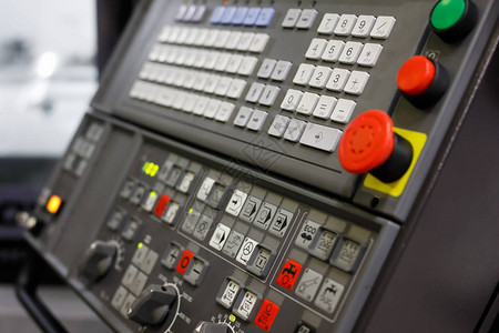 现代CNC机器的控制面板图片