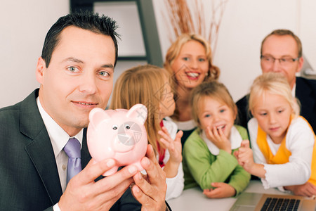 资产金钱或类似财产做一些财务计划象征着一个小猪银行女图片