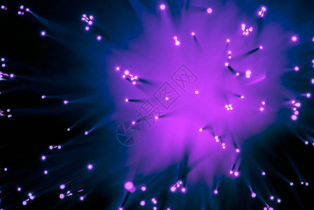模糊发光紫色光纤的顶视图背景图片