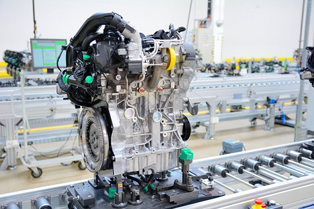 工厂生产线上新制造的发动机图片