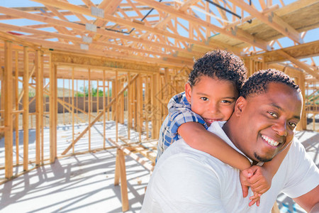 非裔美国青年父亲和混合种族之子在其新住宅建设场地图片