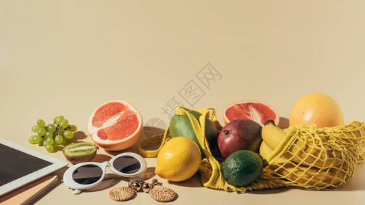 近视太阳镜耳环数字平板和成熟水果图片