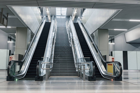 现代建筑中移动自扶梯到地铁站的入口图片