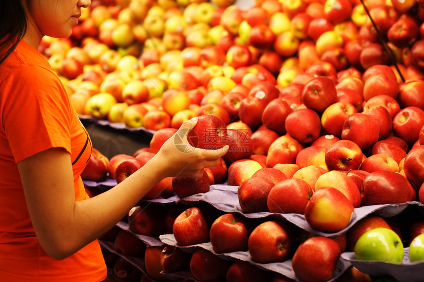一个在杂货店买苹果的女人图片