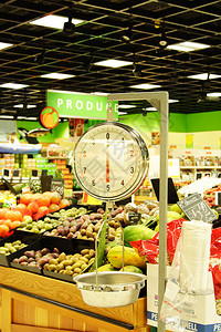 杂货店农产品区的体重秤图片