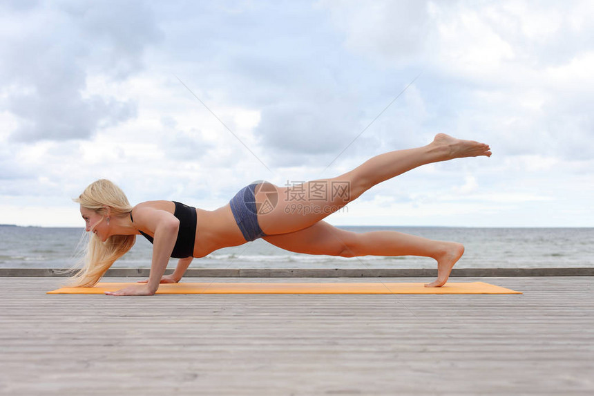 在海上做瑜伽的女人美容健身女人图片