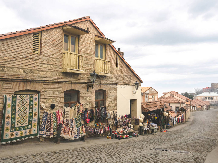 格鲁吉亚梅斯提亚市有地毯和传统纪念图片
