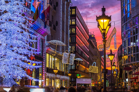 这是布达佩斯圣诞节期间著名的购物街图片