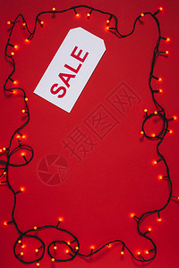价格贴上销售信条和圣诞灯的标价签背景图片