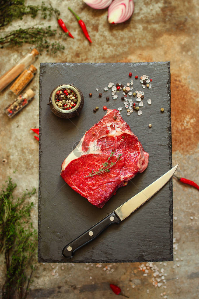 牛排加香料肉类的牛肉排格带有复制空图片