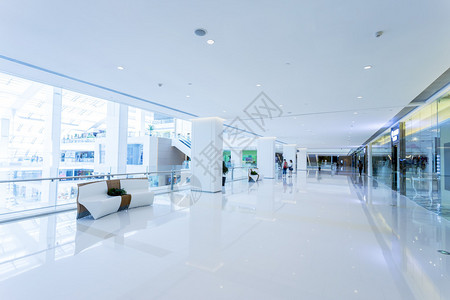 现代购物中心的内部图片