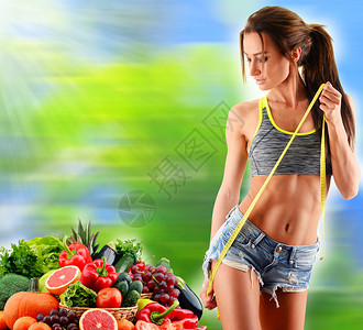以生有机蔬菜和水果为基础的均衡图片